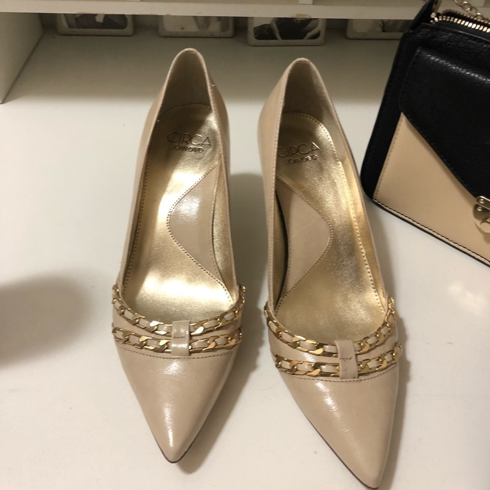 CIRCA JOAN&DAVA. CREAM SHOES WITH CHAIN designs